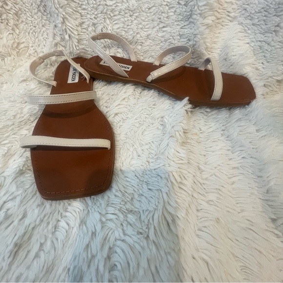 Steve Madden Womens Direct Slip On Sandal Patent Faux Leather Cream Size 9M - Picture 2 of 4